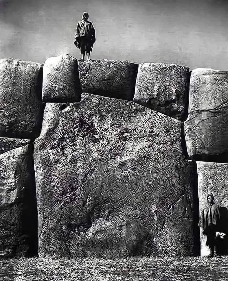 Có thể là hình ảnh đen trắng về Cầu máng Segovia, Saqsaywaman và Stone Henge