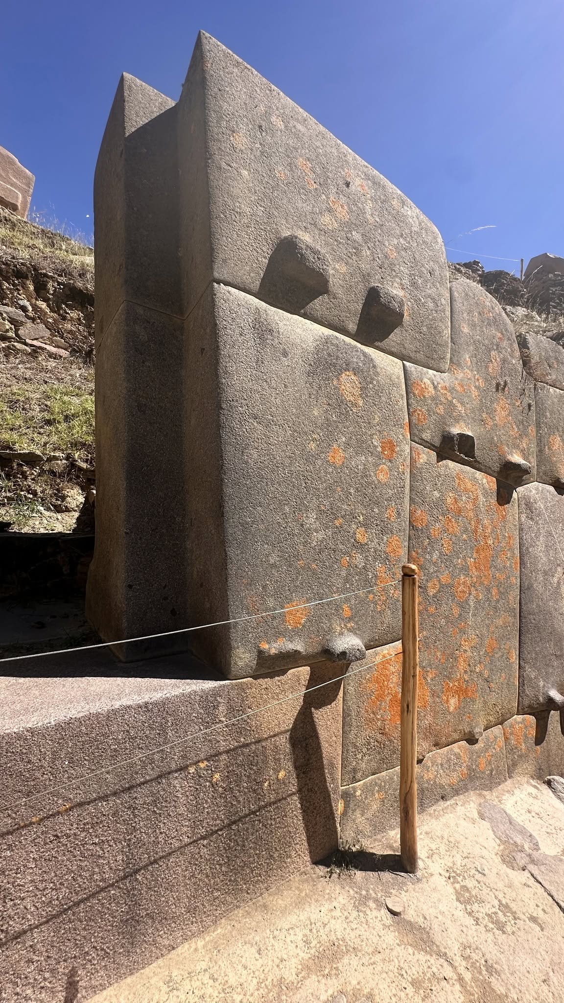 Có thể là hình ảnh về Stone Henge và Saqsaywaman