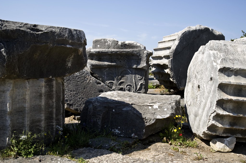 DSC_9235 | Some of the mᴀssive pillar sections strewn around… | Flickr