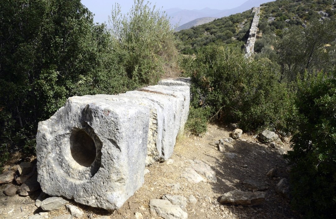 Acueducto romano de Patara, Turquía. A diferencia del típico acueducto romano, este presenta tramos de bloque de piedra macizos conectados entre sí y perforados en la zona central. El agua circulaba a