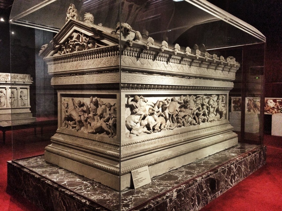 İstanbul Arkeoloji Müzesi'ndeki İskender Lahdi; Yunanistan'ın Attika-Dionysos (Atina'nın kuzeyi) bölgesindeki Pentelikon Dağı'nda bulunan ve MÖ 5. yy'dan beri üretim yapan ocaklardan çıkarılan Pentelik mermerinden yapılmıştır.