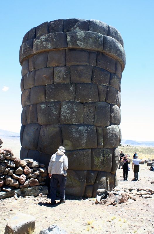 Peru – Hollow stones in ancient towers Most of the pH๏τographs you see of the ancient stone towers located at Sillustani near Puno, Peru show the complete towers but this pH๏τo shows