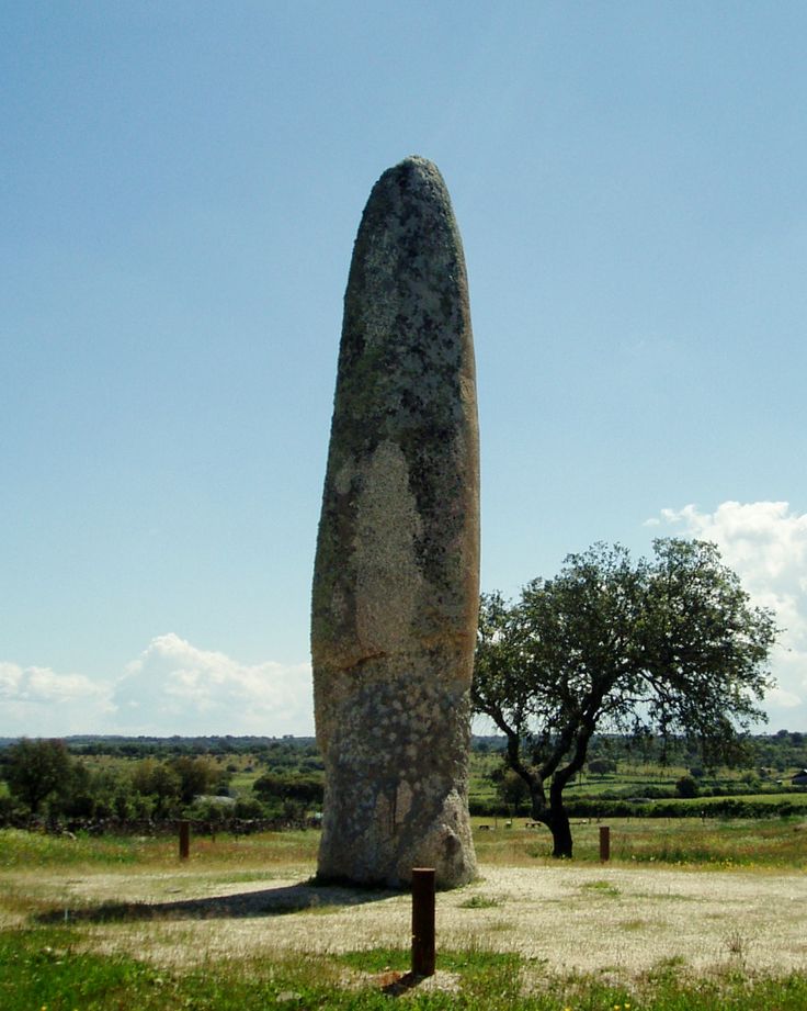 Menhir: Monumento megalítico formado por una única piedra