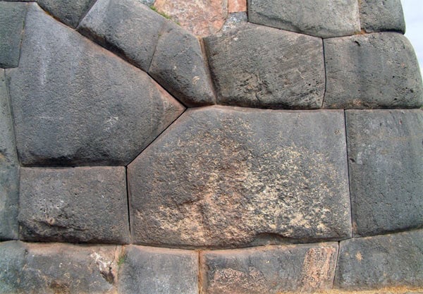 Di chỉ Saksaywaman, Peru: Người cổ đại biết cách làm mềm đá?